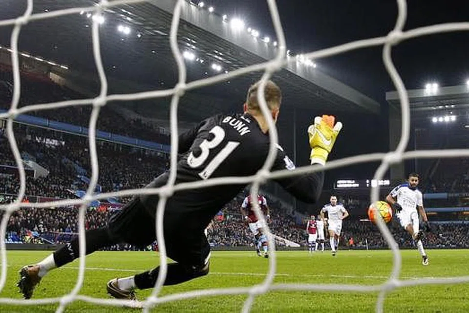 TIDAK MENJADI: Tendangan penalti Riyad Mahrez berjaya diselamatkan penjaga gawang Aston Villa. - Foto REUTERS