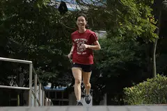DUA-DUA CEMERLANG: Arissa Rashid muncul sebagai antara pelajar cemerlang Institusi Hwa Chong (HCI) dalam peperiksaan Sijil Am Pelajaran (GCE) Peringkat 'A' tahun lepas. Beliau juga turut menyerlah dalam sukan trek dan balapan. - Foto BH oleh A AZMI