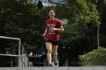 DUA-DUA CEMERLANG: Arissa Rashid muncul sebagai antara pelajar cemerlang Institusi Hwa Chong (HCI) dalam peperiksaan Sijil Am Pelajaran (GCE) Peringkat 'A' tahun lepas. Beliau juga turut menyerlah dalam sukan trek dan balapan. - Foto BH oleh A AZMI