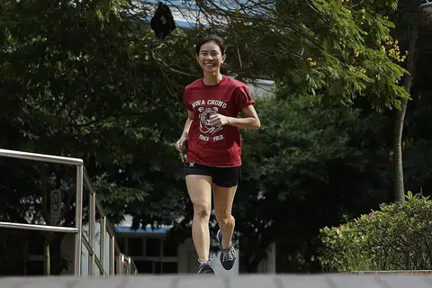 DUA-DUA CEMERLANG: Arissa Rashid muncul sebagai antara pelajar cemerlang Institusi Hwa Chong (HCI) dalam peperiksaan Sijil Am Pelajaran (GCE) Peringkat 'A' tahun lepas. Beliau juga turut menyerlah dalam sukan trek dan balapan. - Foto BH oleh A AZMI