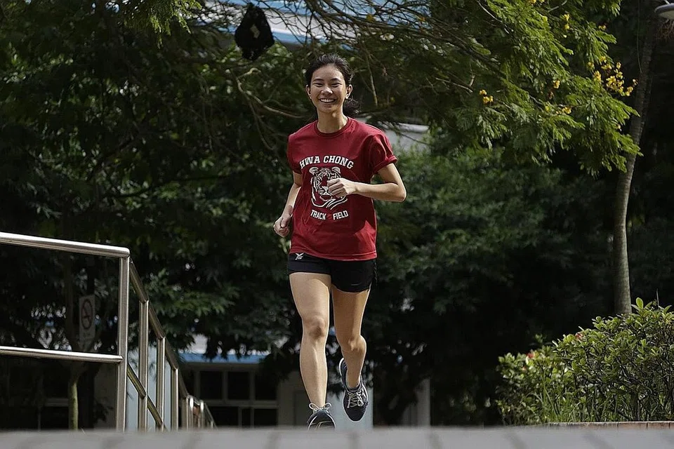 DUA-DUA CEMERLANG: Arissa Rashid muncul sebagai antara pelajar cemerlang Institusi Hwa Chong (HCI) dalam peperiksaan Sijil Am Pelajaran (GCE) Peringkat 'A' tahun lepas. Beliau juga turut menyerlah dalam sukan trek dan balapan. - Foto BH oleh A AZMI