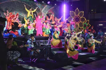 Sekumpulan belia Melayu ketika membuat persembahan budaya di Wisma Geylang Serai pada 2024.