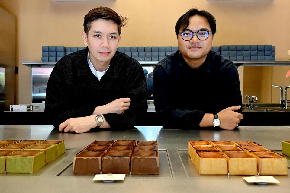 Pengasas Paparch, Encik Saifullah Aziz dan Encik Faizul Helmi Hasnol, di kedai mereka, Paparch, yang baru dibuka di Arab Street, bersama lima variasi cheesecake atau kek keju yang ditawarkan.