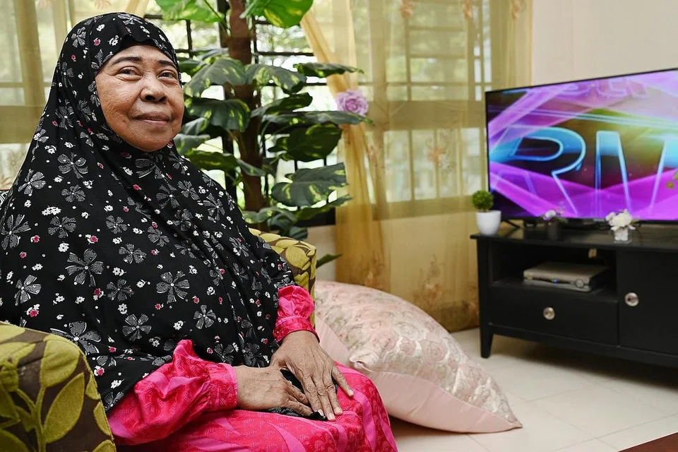 INGIN BERDIKARI: Cik Zaleha A. Ghani berkata meskipun beliau cuba sedaya upaya untuk berdikari, sokongan tetap diperlukan terutama sekali apabila ingin ke klinik atau jika rumahnya mengalami masalah paip bocor atau sebagainya. - Foto-Foto BM oleh KHALID BABA