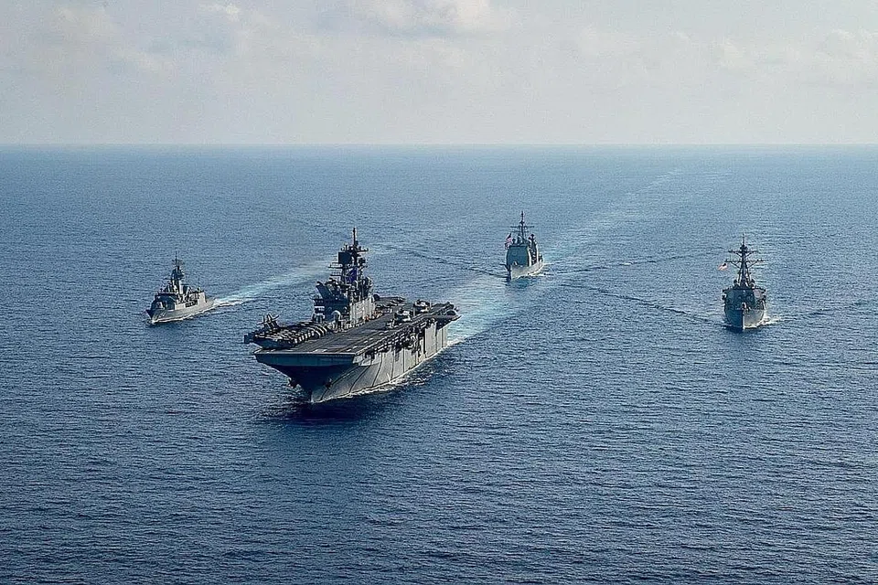 PEREBUTAN HAK: Kapal perintah amfibia Tentera Laut Amerika Syarikat, USS America (depan); kapal frigat peluru berpandu Tentera Laut Diraja Australia, HMAS Parramatta (kiri); kapal pemusnah peluru berpandu Amerika, USS Barry; dan, kapal pelancar peluru berpandu kelas-Ticonderoga Amerika, USS Bunker Hill; menjalankan pemantauan ketenteraan di Laut China Selatan, pada 18 April 2020. - Foto REUTERS 