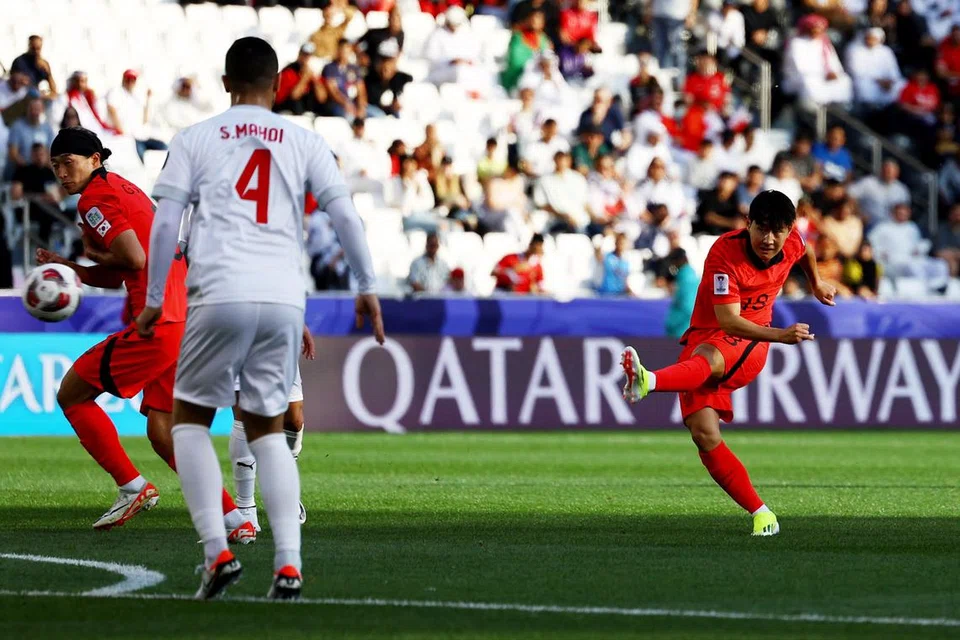 TAJAM DI DEPAN GOL: Lee Kang-in menjaringkan gol kedua Korea Selatan semasa menentang Bahrain dalam perlawanan Kumpulan E di Stadium Jassim bin Hamad. Korea menang 3-1, dengan Lee menjaringkan dua gol. 