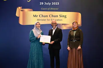 ANTARA PENERIMA PERTAMA: Cik Humaira Safiya Mohd Helmi (kiri) merupakan antara penerima pertama Biasiswa Bakat Mendaki yang disampaikan oleh Encik Masagos Zulkifli Masagos Mohamad (dua dari kiri) dengan ditemani oleh Ketua Pegawai Eksekutif Mendaki, Cik Zuraidah Abdullah.
