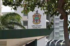 Meskipun Raffles Institution telah membersihkan perkarangan sekolah itu setiap hari, ia telah menggantung semua kelas pada Jumaat untuk menjalankan kerja-kerja pembersihan lebih teliti sebagai langkah berwaspada.