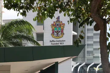 Meskipun Raffles Institution telah membersihkan perkarangan sekolah itu setiap hari, ia telah menggantung semua kelas pada Jumaat untuk menjalankan kerja-kerja pembersihan lebih teliti sebagai langkah berwaspada.