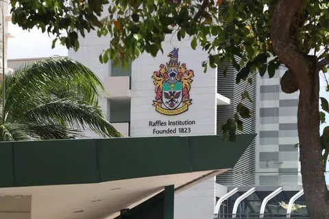 Meskipun Raffles Institution telah membersihkan perkarangan sekolah itu setiap hari, ia telah menggantung semua kelas pada Jumaat untuk menjalankan kerja-kerja pembersihan lebih teliti sebagai langkah berwaspada.
