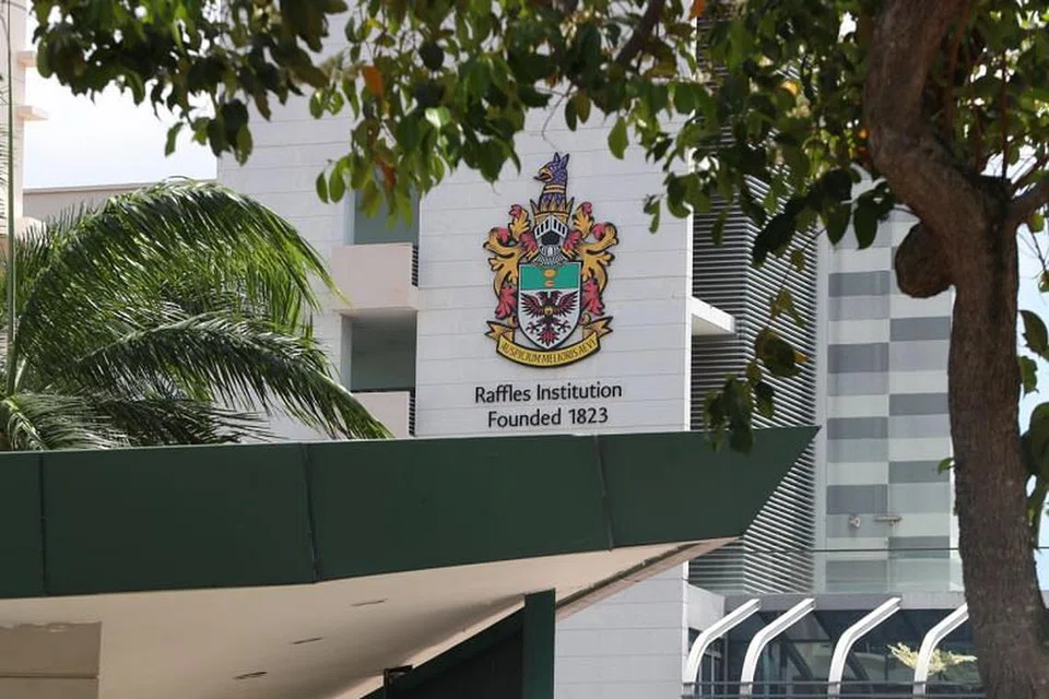 Meskipun Raffles Institution telah membersihkan perkarangan sekolah itu setiap hari, ia telah menggantung semua kelas pada Jumaat untuk menjalankan kerja-kerja pembersihan lebih teliti sebagai langkah berwaspada.