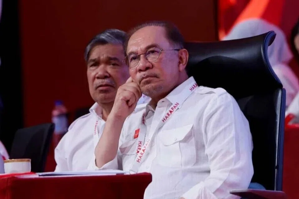 Perdana Menteri Malaysia, Datuk Seri Anwar Ibrahim (kanan) selamat menjalani prosedur pembedahan laparoskopi secara elektif bagi merawat hernia perut pada 10 Ogos.
