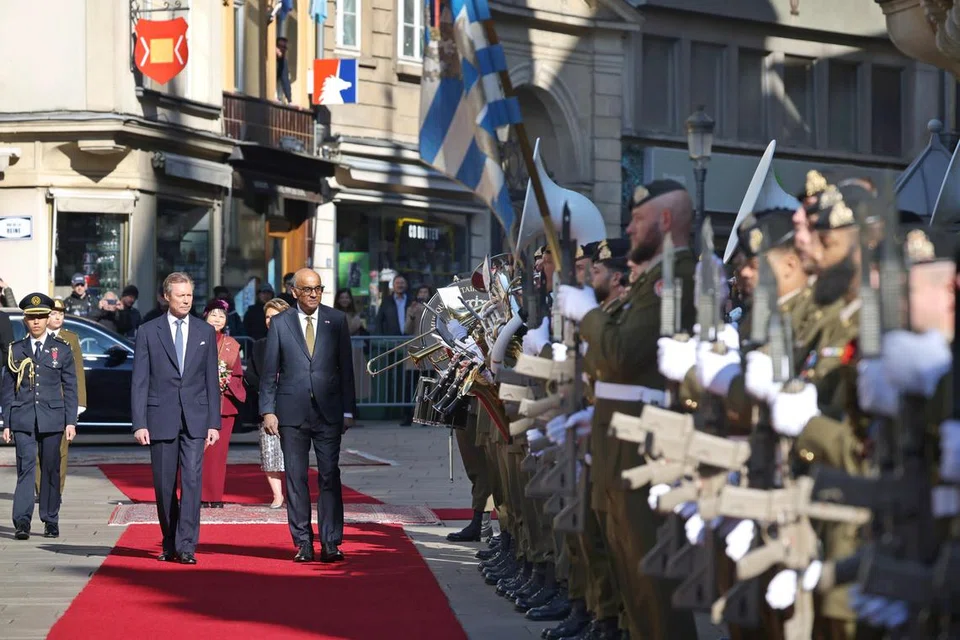 Presiden Tharman disambut Grand Duke Henri di Istana Grand Ducal di Luxembourg pada 27 Mac.