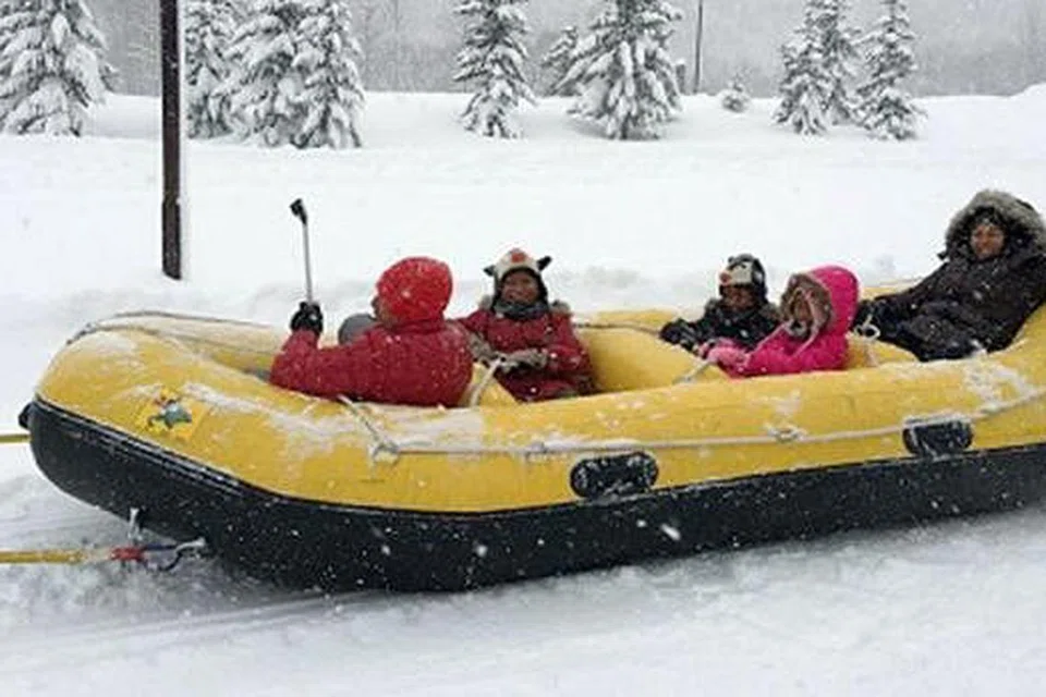 SUKAN SALJI: Penulis sekeluarga berpeluang mencuba sukan rakit salji ('snow rafting') di Kiroro Snow Resort, Sapporo. - Foto ihsan ABDUL KADIR SALEH