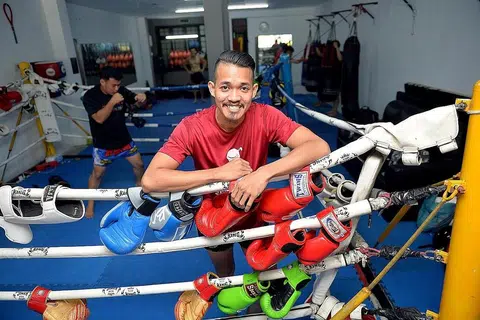 BUKA GIMNASIUM: Encik Mustafa menubuhkan gimnasium sebagai satu cara mengejar impian dan minatnya terhadap seni mempertahankan diri Muay Thai. - Foto BM oleh M.O. SALLEH