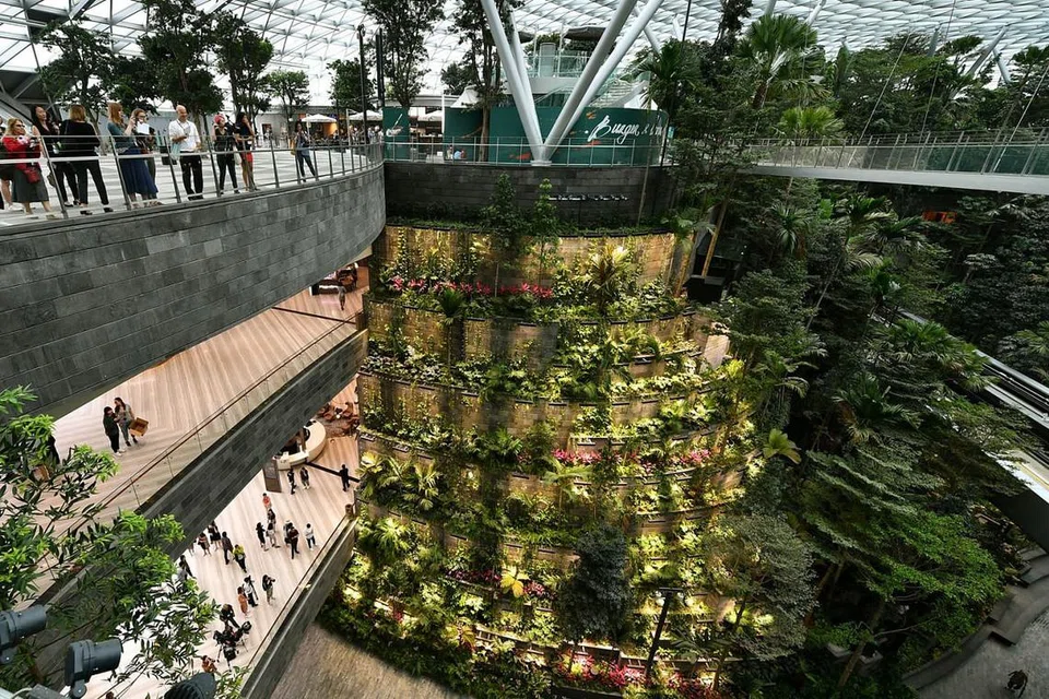 JADI TUMPUAN: Jewel Changi Airport menerima antara 500,000 tetamu yang telah mendaftar untuk menyertai sesi pratonton permata terkini Lapangan Terbang Changi semalam apabila ia dibuka kepada ramai. Antara daya tarikan ialah pancuran air HSBC Rain Vortex setinggi 40 meter dan taman tertutup lima tingkat yang diisi 2,500 pokok dan 100,000 pokok renek. - Foto BH oleh LIM YAOHUI