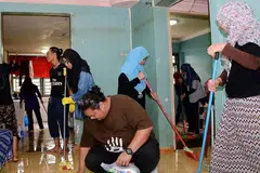 TUGAS PENTING: Biarpun kurang digemari, tugas mengemas rumah sukar dipisahkan daripada senarai persiapan menyambut Hari Raya. - Foto hiasan
