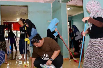 TUGAS PENTING: Biarpun kurang digemari, tugas mengemas rumah sukar dipisahkan daripada senarai persiapan menyambut Hari Raya. - Foto hiasan