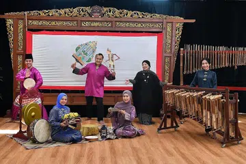 MUZIKAL BUDAYA: Cik Marina Yusoff (duduk kanan) bersama kumpulan Sri Warisan Som Said Performing Arts Ltd giat melakarkan pelbagai program untuk pelajar yang mengetengahkan unsur-unsur budaya dan bahasa dalam kesenian seperti tarian. - Foto BH oleh CHONG JUN LIANG