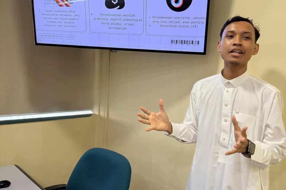 Pelajar Diploma Pengajian Islam di Institut Pengajian Tinggi Al-Zuhri, Encik Naqiy Muzhaffar Mubarak, kelihatan sedang membuat pembentangan tugasannya di dalam kelas pada 12 Disember 2024. 