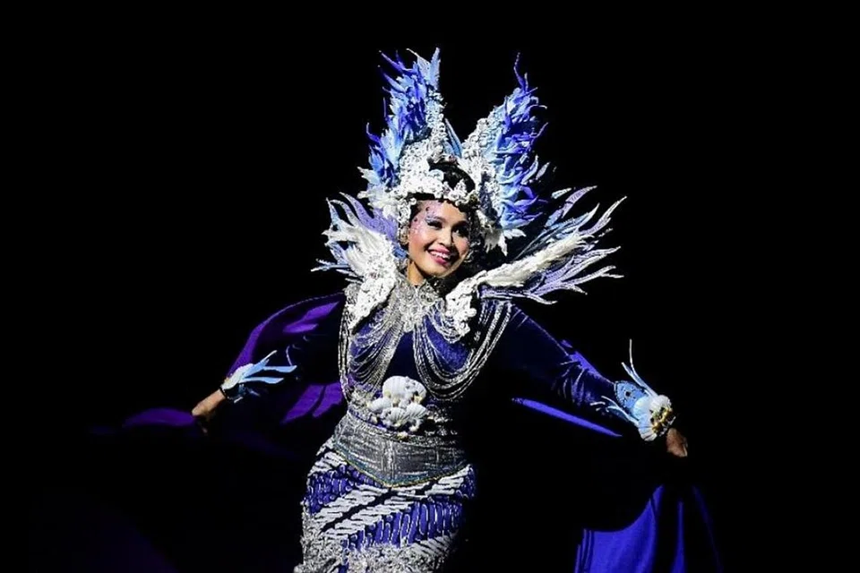 SESUAIKAN KONSEP TARIAN: Encik Osman dan anak buahnya, Encik Zairin, teruja memikirkan konsep persembahan Chingay tahun ini dan berharap ia dapat mendedahkan penonton kepada budaya berbeza. Antara persembahan tahun ini termasuk segmen yang menunjukkan persandingan pengantin Melayu di bawah laut (gambar atas). - Foto BH oleh People's Association