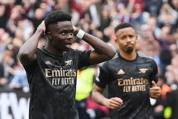 PELUANG ARSENAL JADI JUARA TERGUGAT?: Arsenal mensia-siakan peluang keemasan pada minit ke-51 apabila Bukayo Saka (kiri) gagal jaringkan penalti. - Foto EPA-EFE