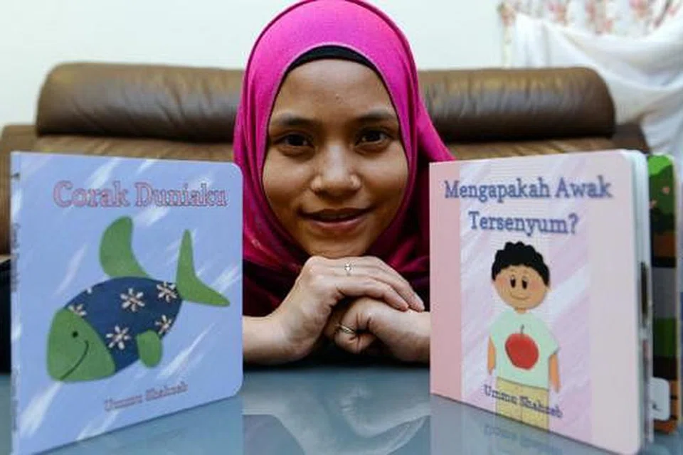DAPATKAN PENDAPAT PAKAR: Cik Ildasolha Jamari (gambar) mendapatkan pandangan bukan sahaja ahli keluarga, malah guru subjek Bahasa Melayu dan para penceramah NIE, bagi menghasilkan buku-bukunya. Cik Ildasolha mengenalkan dua anaknya, Shaikh Uthman Shahzeb Muhammad Jemal dan Hafsah Begum Muhmmad Jemal, membaca buku di rumah.