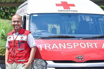 TERDORONG SEJAK KECIL: Pengalaman Encik Lukman melihat jururawat bekerja ketika beliau kecil telah mendorongnya untuk bekerja dalam industri tersebut apabila meningkat dewasa. - Foto BH oleh SONG TAO
