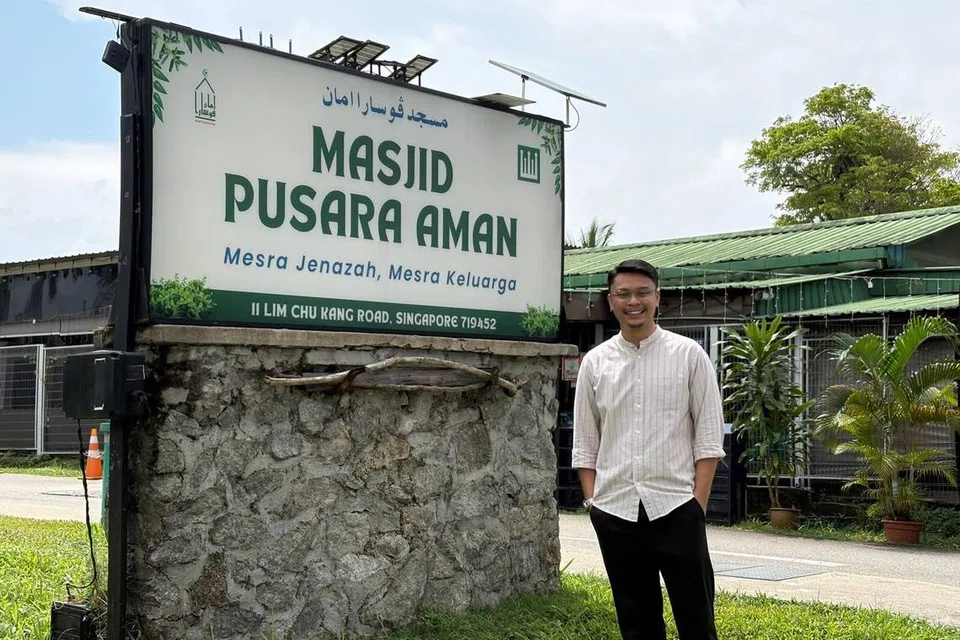 Bagi Encik Izzairin Swandi, pengalaman profesional lebih bermakna apabila dikongsi demi memberi manfaat kepada masyarakat. Beliau terus berkhidmat sebagai Penolong Bendahari di Masjid Pusara Aman.  