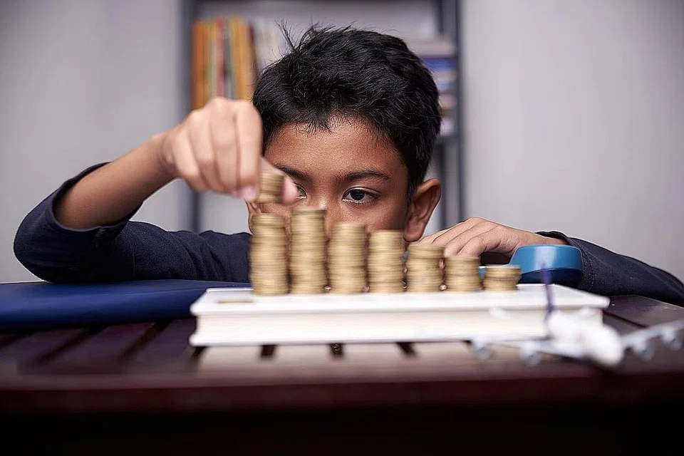 MULA DARIPADA KECIL: Celik kewangan ialah kemahiran hidup yang penting untuk masa hadapan, justeru tabiat berbelanja dengan baik perlu diterapkan dalam diri anak-anak kita dari kecil lagi. - Foto ISTOCK