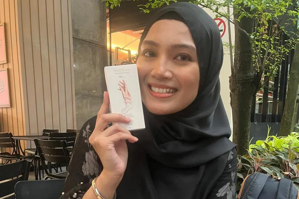 Elle Fara, 31 tahun, menunjukkan produk penjagaan wajah yang dijualnya dan populariti sebagai ‘kembar’ Fazura memberi bonus untuk produknya dikenali ramai.