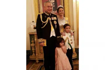 TIMBALAN YANG DI-PERTUAN AGONG: Sultan Nazrin Shah bersama isteri, Tuanku Zara Salim, dan dua anak mereka, Raja Azlan Muzzaffar Shah dan Raja Nazira Safya. - Foto sultannazrinshah.com