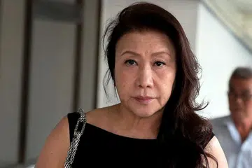 TUMBUK PEMANDU: Shi Ka Yee murung kerana suaminya menjalin hubungan dengan seorang wanita dari China. - Foto fail