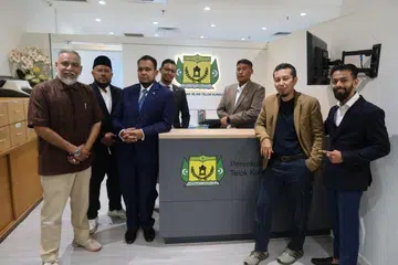 Pasukan petugas Persekutuan Kebajikan Islam Telok Kurau Singapura (PKITKS), (dari kiri) Encik Mohammed Bashir Ismail, Raja Ashraf Raja Khalif, Ustaz Muhammad Imran Khan Ab Azis Khan, Encik Humayyun Mohammed Bashir, Encik Mohammad Hidayat Hamzah, Encik Zait Ismail dan Encik Shir Ahmad Zhulfi Mohammed Bashir, di pejabat persatuan itu di Kembangan Plaza, Jalan Masjid. 