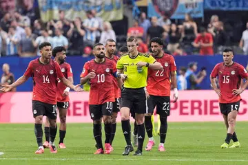 Pemain Mesir, termasuk Mohamed Salah (tiga dari kiri) membantah keputusan pengadil, Francois Letexier, selepas pemain Argentina, Enzo Fernandez, menjaringkan gol ketiga pasukan itu dalam aksi pusingan 16 terakhir Piala Dunia 2026 di Stadium Atlanta, Georgia, pada 7 Julai.