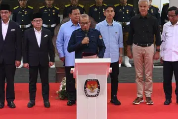 ATURAN PILIHAN RAYA: Ketua Suruhanjaya Pilihan Raya Umum (KPU) Encik Hasyim Asy’ari (tengah) membacakan Deklarasi Kempen Pilihan Raya Aman 2024 di ibu pejabat suruhanjaya itu di Jakarta pada 27 November yang dihadiri oleh tiga pasangan calon 2024.