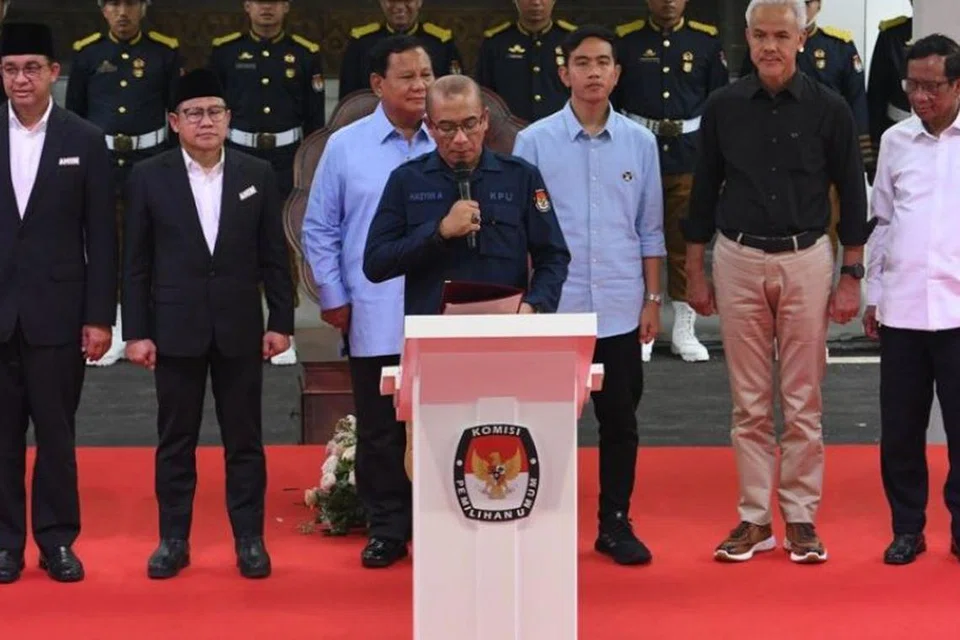 ATURAN PILIHAN RAYA: Ketua Suruhanjaya Pilihan Raya Umum (KPU) Encik Hasyim Asy’ari (tengah) membacakan Deklarasi Kempen Pilihan Raya Aman 2024 di ibu pejabat suruhanjaya itu di Jakarta pada 27 November yang dihadiri oleh tiga pasangan calon 2024.