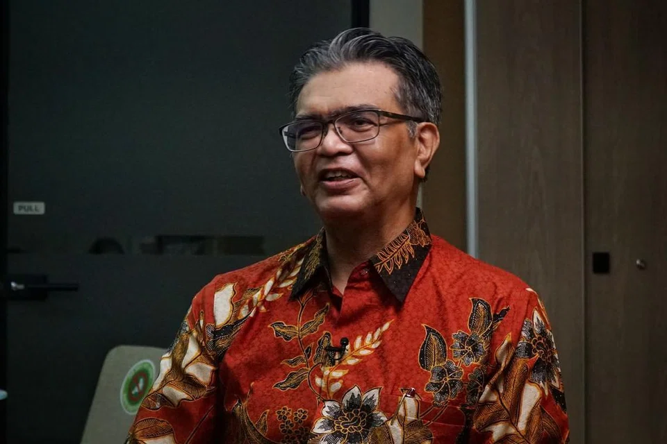 SUMBANGAN MENJANGKAU PERINGKAT MASYARAKAT DAN NASIONAL: Bakti Encik Sallim bukan sekadar di peringkat masyarakat malah turut terlibat di peringkat nasional.