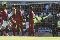 TERPEDAYA: Penjaga gawang England, Joe Hart, gagal menyelamatkan gawangnya daripada sepakan percuma pemain Scotland, Leigh Griffiths. - Foto AFP
