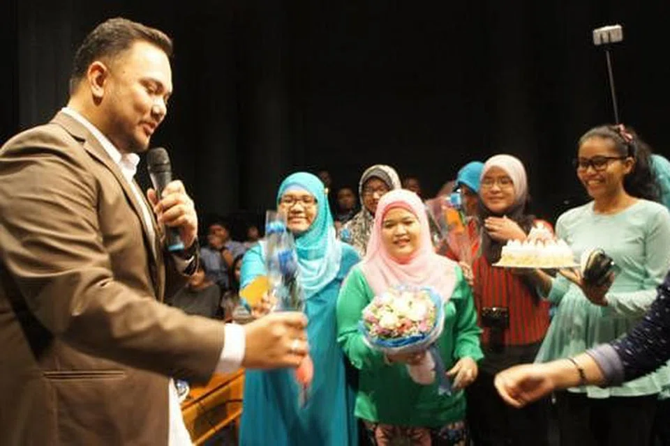 SELAMAT ULANG TAHUN SAYANG: Kelab peminat Imran Ajmain, Imtiaz, mengejutkan penyanyi itu semasa majlis pelancaran album 'Setulus Kasih' dengan mengadakan sambutan ulang tahunnya lebih awal daripada tarikh sebenar. - Foto LINILIDIA ABDUL HAMID