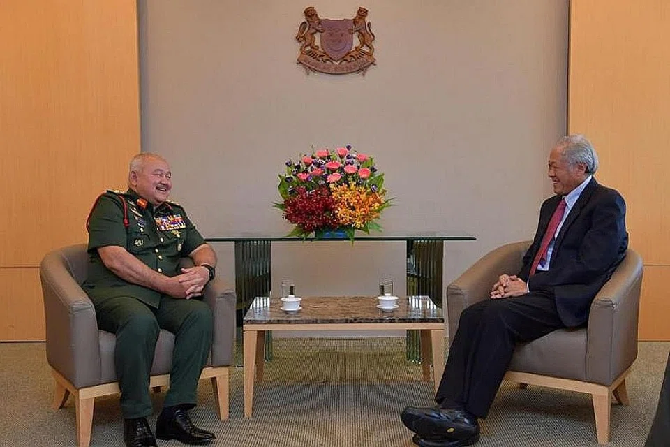 PERERAT HUBUNGAN: Dr Ng Eng Hen (kanan) dan Ketua Angkatan Bersenjata Malaysia Tan Sri Zulkifli Zainal Abidin antara lain membincangkan bagaimana kedua-dua pertubuhan pertahanan dapat memperkukuh kerjasama demi menangani cabaran bersama di rantau ini. - Foto GOV.SG