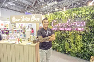 MAHU TEROKA PASARAN MAJORITI MUSLIM: Pengurus Besar dan pemilik Siam Coconut, Encik Kelvin Ngian, menganggap proses mendapatkan sijil halal sebagai pelaburan berbaloi. Beliau ditemui di pameran 'Superfood Asia 2019' baru-baru ini. - Foto BH oleh IQBAL FAIZAL