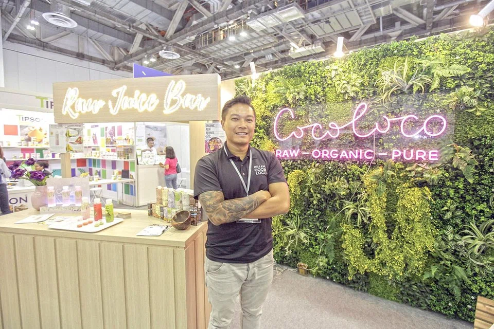MAHU TEROKA PASARAN MAJORITI MUSLIM: Pengurus Besar dan pemilik Siam Coconut, Encik Kelvin Ngian, menganggap proses mendapatkan sijil halal sebagai pelaburan berbaloi. Beliau ditemui di pameran 'Superfood Asia 2019' baru-baru ini. - Foto BH oleh IQBAL FAIZAL