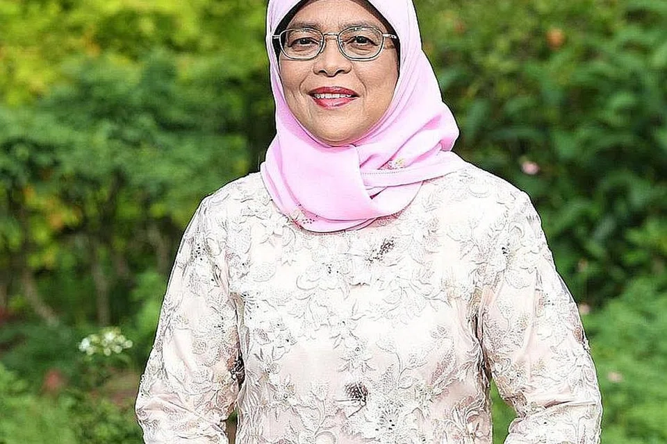PRESIDEN HALIMAH: Minta pelajar keluarga berpendapatan rendah dibantu. - Foto fail