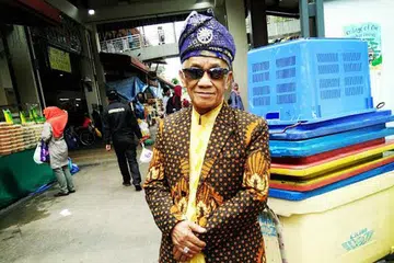 HIDUPKAN BUDAYA MELAYU: Haji Daeng Mohd Rafi kelihatan bersahaja ketika memakai tanjak di depan Pasar Geylang Serai. - Foto BH oleh SAINI SALLEH