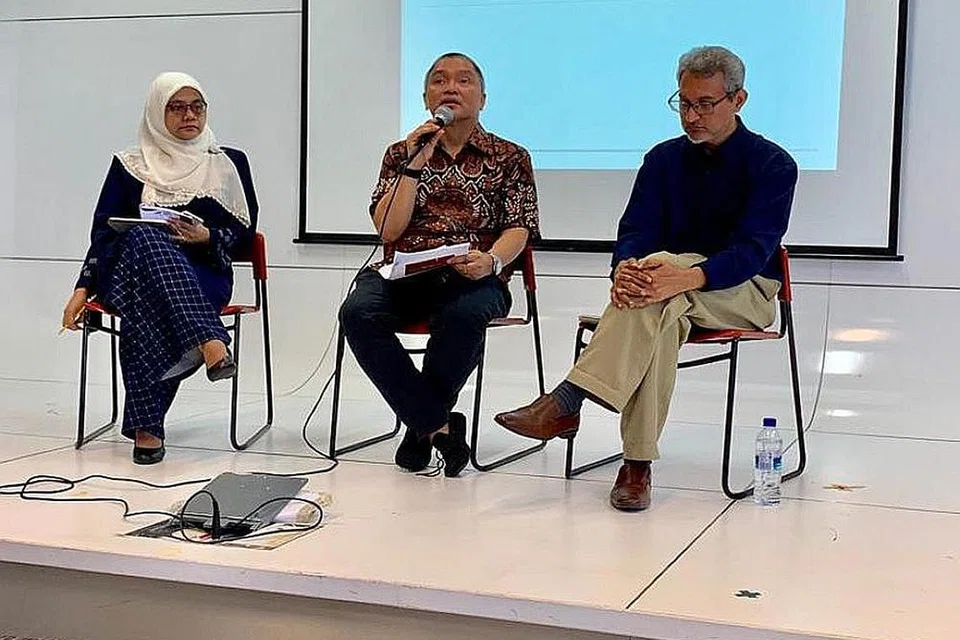 KETAHUI SOAL HAK CIPTA DAN HAK INTELEKTUAL: Kamus menganjurkan acara 'Hak Cipta & Penulis: Apa Yang Anda Harus Tahu' tahun lalu di Perpustakaan Awam Bishan. Dipengerusikan Nur-el Huda Jaffar, ia mengetengahkan peguam Suhaimi Lazim (tengah), dan bendahari Persatuan Penerbit Buku Singapura, Syed Ali Semait. - Foto FACEBOOK/KAMUS 