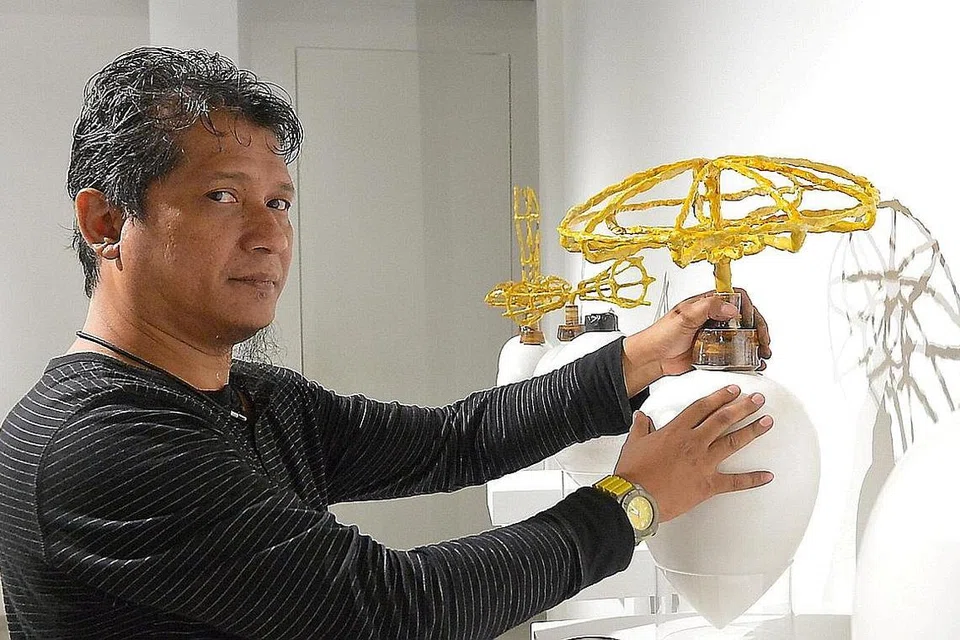 KEMAJUAN TANAH AIR TERCINTA: Dalam karya tembikarnya yang disentuh ini, Encik Ahmad Abu Bakar turut menjelajah perihal Singapura yang berkembang pesat dengan kecanggihan, sesuatu yang dikagumi dan dihargai memandangkan inilah tanah air tempat beliau berkarya dan mencari rezeki. - Foto-foto TUKIMAN WARJI