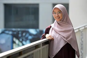 PENGALAMAN BARU: Ustazah Nurul Ain lebih peka tentang selok-belok tugas tentang penggubalan dasar pendidikan agama di negara ini menyusuli program bekerja sambil belajar selama dua bulan di bahagian dasar dan perancangan madrasah di Muis. - Foto BM oleh KELLY HUI