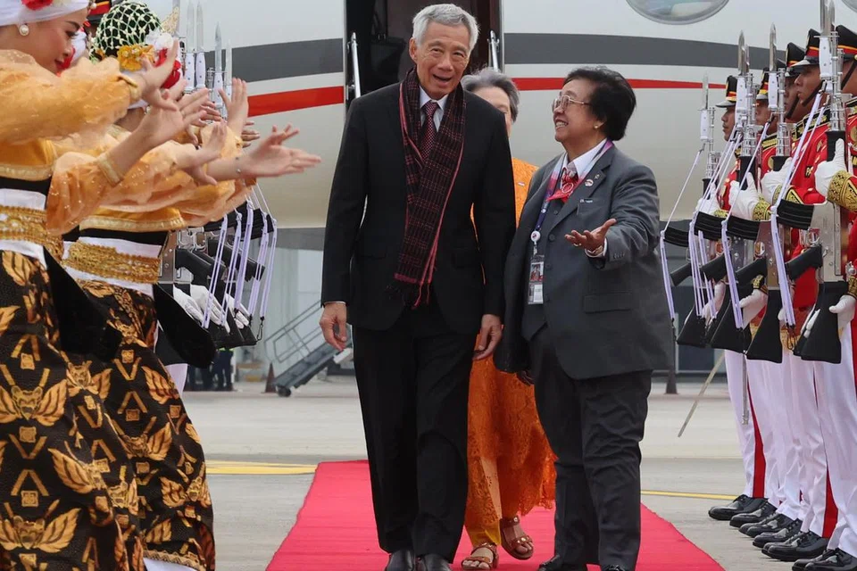 TIBA DI JAKARTA: Perdana Menteri Lee Hsien Loong tiba di Lapangan Terbang Antarabangsa Soekarno-Hatta, Jakarta, pada Isnin untuk menghadiri Sidang Puncak Asean ke-43.  