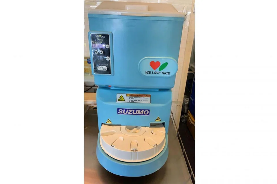 MEMANDANG KE HADAPAN: Encik Mohamed Borhan Mohamed Jaafar memulakan perniagaan Home of Sushi tahun lalu dan bagi memastikan kecekapan pengeluarannya beliau mendapatkan robot (gambar atas).- Foto-foto BM oleh NUR DIANA TAHA